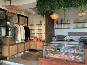 ΛMΛZI Café & Barber